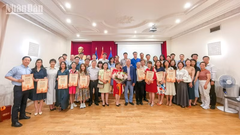 Ấn phẩm đặc biệt của Báo Nhân Dân chào mừng 100 năm Báo chí Cách mạng Việt Nam được chuyển sang Pháp để tặng các cơ quan đại diện và cộng đồng người Việt.