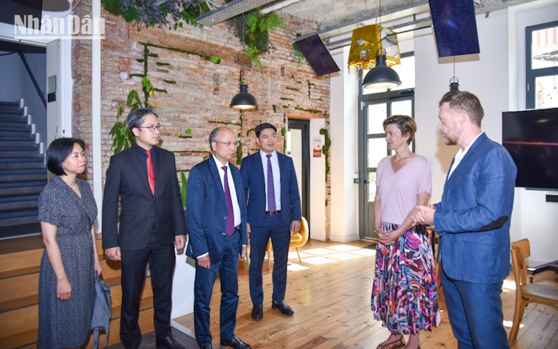 Công ty Loft Orbital chuyên cung cấp dịch vụ truy cập không gian đơn giản hóa thông qua hạ tầng vệ tinh mô-đun, sẵn sàng sử dụng và lấy cảm hứng từ mô hình điện toán đám mây. (Ảnh: KHẢI HOÀN) duy-8381.jpg