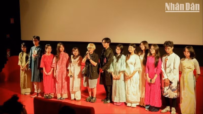 Bộ phim được thực hiện bởi các bạn thanh thiếu niên người Việt và gốc Việt từ 13 đến 17 tuổi.