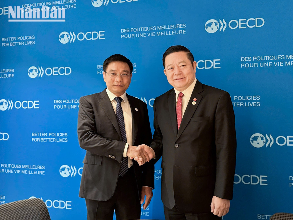 Bộ trưởng Tài chính Nguyễn Văn Thắng tiếp xúc và trao đổi với Tổng Thư ký ASEAN Kao Kim Hourn. oecd-ngay-2-1.jpg