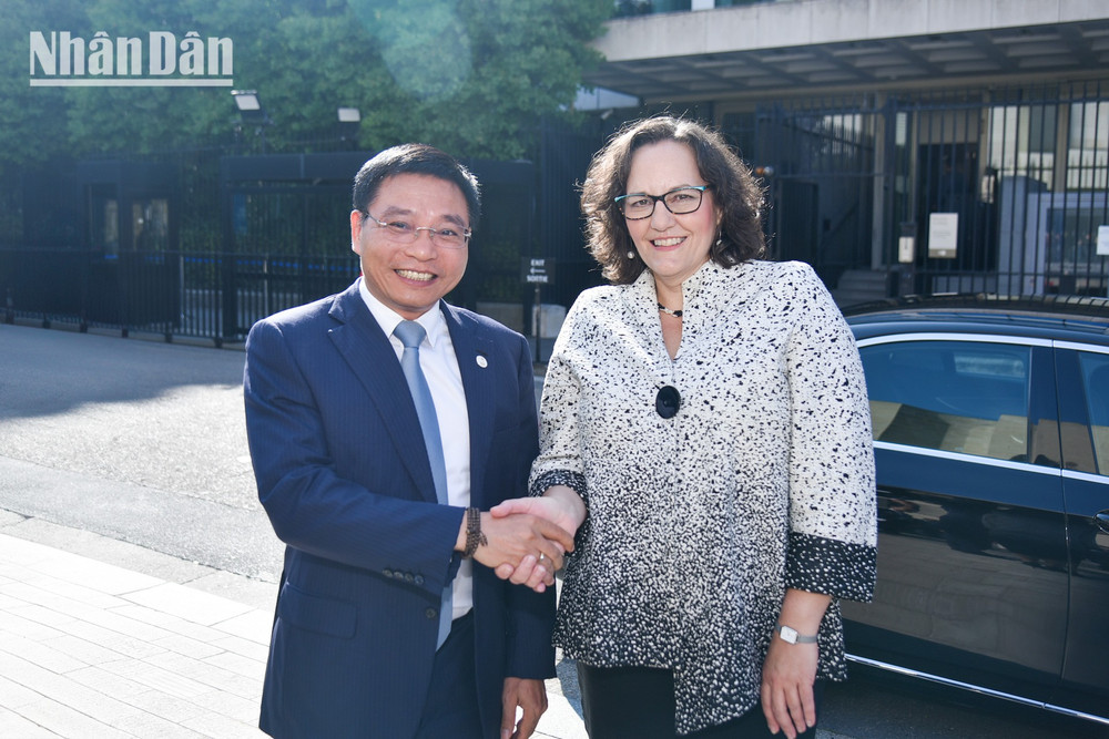 Bà Mary Beth Goodman, Phó Tổng Thư ký OECD, chào mừng đoàn công tác do Bộ trưởng Nguyễn Văn Thắng dẫn đầu tới dự Hội nghị Hội đồng Bộ trưởng OECD năm 2025. oecd-ngay-1-4.jpg