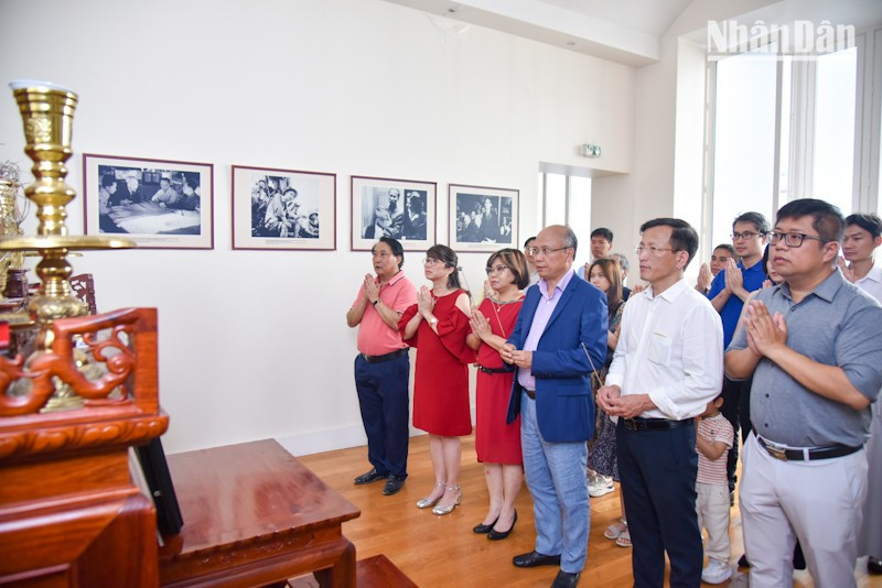 Dâng hương tưởng nhớ Chủ tịch Hồ Chí Minh, người sáng lập, lãnh đạo, rèn luyện nền Báo chí cách mạng Việt Nam. duy-7622.jpg