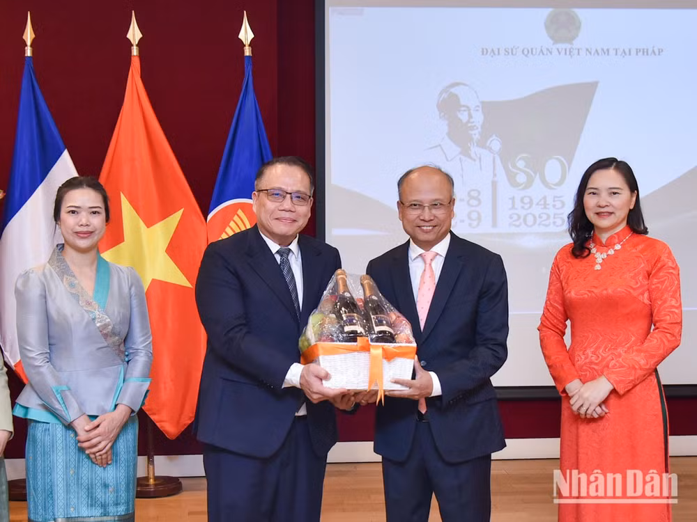 lao-chuc-quoc-khanh-duy-3.jpg