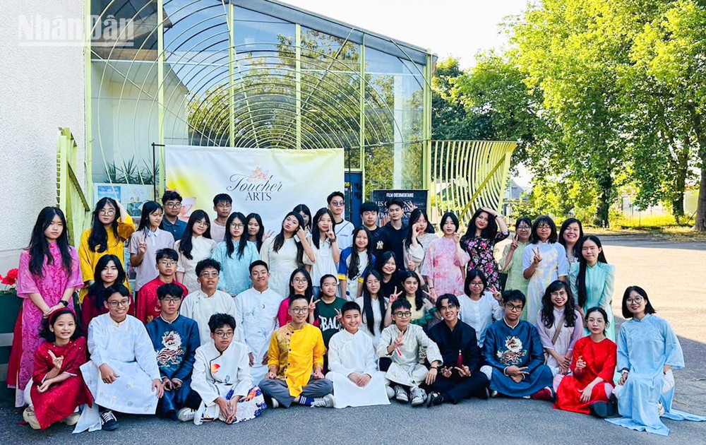 Bộ phim tài liệu về các làng nghề thủ công Việt Nam được thực hiện bởi các bạn học sinh người Việt và gốc Việt đến từ dự án quốc tế Toucher Arts (Điểm chạm Nghệ thuật), được trình chiếu tại rạp chiếu phim Lutétia (Saint Herblain, Cộng hòa Pháp). 7.jpg