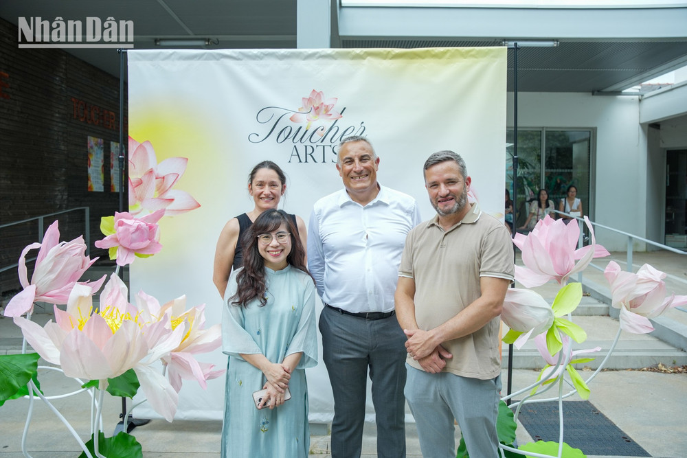 Ông Bertrand Affilé (áo trắng), Thị trưởng thành phố Saint Herblain đánh giá cao những nỗ lực của chị Hoàng Thu Trang, Chủ tịch Hiệp hội Art Space, trong việc quảng bá văn hóa Việt Nam. 25.jpg