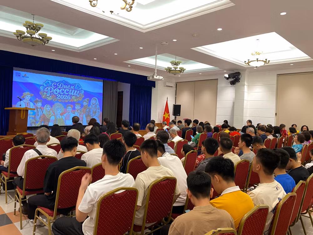 Không gian trang trọng của buổi lễ với sự tham gia của đông đảo đại biểu, khách mời. (Ảnh: Hà Thương)