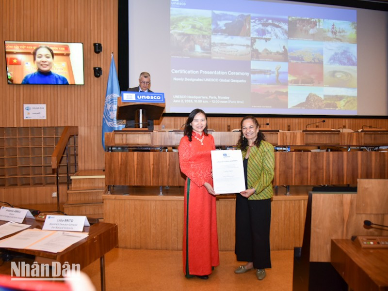 Bà Lidia Brito, Trợ lý Tổng Giám đốc UNESCO phụ trách Khoa học tự nhiên, trao Bằng công nhận cho Đại sứ Nguyễn Thị Vân Anh. (Ảnh: MINH DUY) cong-vien-dia-chat-toan-cau-unesco-lang-son-minh-duy-5.jpg
