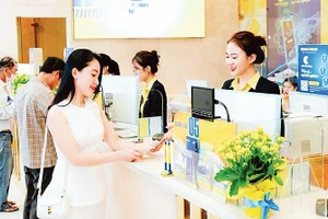 Giao dịch viên Nam A Bank tư vấn cho khách hàng.