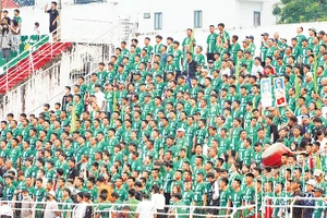 Cổ động viên Câu lạc bộ Trường Tươi Bình Phước cổ vũ đội nhà.