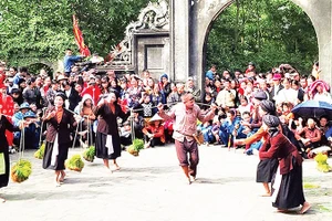 “Bách nghệ trình làng” là diễn xướng dân gian đặc sắc được trình diễn trong Lễ hội Cướp kén. (Ảnh THÙY PHƯƠNG)