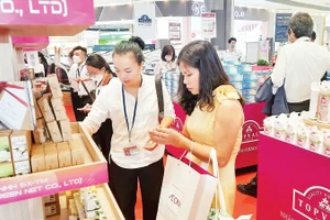 Doanh nghiệp Thành phố Hồ Chí Minh trưng bày sản phẩm tại buổi kết nối đưa sản phẩm vào các kênh phân phối hiện đại. (Ảnh CAO TÂN)