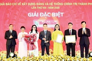 Lãnh đạo Thành ủy Hà Nội và Ban Tổ chức Trung ương trao giải Đặc biệt Giải báo chí về xây dựng Đảng và hệ thống chính trị thành phố Hà Nội lần thứ VIII-năm 2025 cho nhóm tác giả báo Hà Nội Mới, nay là Cơ quan Báo và Phát thanh, truyền hình Hà Nội. (Ảnh VIẾT THÀNH)