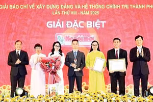 Lãnh đạo Thành ủy Hà Nội và Ban Tổ chức Trung ương trao giải Đặc biệt Giải báo chí về xây dựng Đảng và hệ thống chính trị thành phố Hà Nội lần thứ VIII-năm 2025 cho nhóm tác giả báo Hà Nội Mới, nay là Cơ quan Báo và Phát thanh, truyền hình Hà Nội. (Ảnh VIẾT THÀNH)