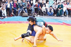 Giải vật hội làng Triều Khúc thu hút đông đảo khán giả.