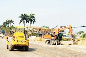 Nhiều đoạn trên tuyến Quốc lộ 6 đoạn qua địa bàn xã Phú Nghĩa được thi công ngay sau khi hoàn thành giải phóng mặt bằng.