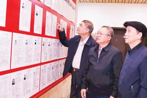 Cử tri Hà Nội xem danh sách người ứng cử đại biểu Quốc hội khóa XVI, đại biểu HĐND các cấp nhiệm kỳ 2026-2031 tại địa phương cư trú. (Ảnh TTXVN)