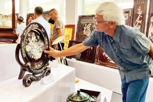 Sở Công thương Hà Nội trưng bày các mẫu thiết kế mới của làng nghề sơn mài, khảm trai Chuyên Mỹ.