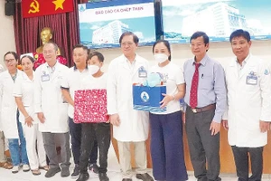 Chuyên gia và y, bác sĩ Bệnh viện Nhi đồng 1 chúc mừng gia đình bệnh nhi P. sau ca mổ thành công.