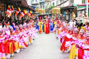 Lễ hội chùa Nành nổi tiếng với những lễ rước độc đáo.