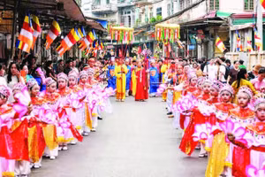 Lễ hội chùa Nành nổi tiếng với những lễ rước độc đáo.