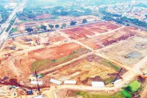 Các phương tiện cơ giới làm việc liên tục tại dự án hồ đầu mối Mễ Trì.