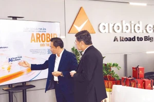 Đại diện Arobid giới thiệu về nền tảng xúc tiến thương mại và đầu tư trên môi trường số.