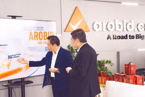 Đại diện Arobid giới thiệu về nền tảng xúc tiến thương mại và đầu tư trên môi trường số.