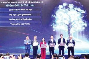 Lãnh đạo Thành ủy Hà Nội trao chứng nhận cho các đơn vị đồng hành hệ sinh thái đổi mới sáng tạo Hà Nội.