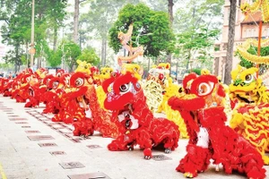 Lễ hội Nguyên tiêu với màn trình diễn lân sư rồng đặc sắc.