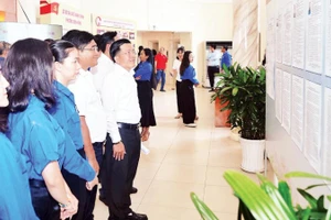 Cử tri phường Xuân Hòa nghiên cứu tiểu sử và chương trình hành động của người ứng cử đại biểu Quốc hội khóa XVI, nhiệm kỳ 2026-2031. (Ảnh THẾ ANH)