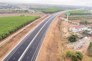 ao tốc Biên Hòa-Vũng Tàu, đoạn qua Thành phố Hồ Chí Minh.