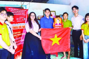 Sinh viên Trường đại học Quốc tế Hồng Bàng trao di ảnh, tặng thân nhân một gia đình liệt sĩ.