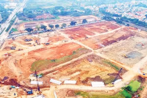 Các phương tiện cơ giới làm việc liên tục tại dự án hồ đầu mối Mễ Trì.