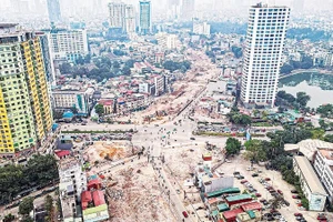 Tuyến đường Vành đai 1 (Hà Nội) đang được thi công. (Ảnh QUANG THÁI)