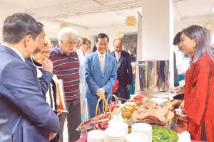 Khách quốc tế tìm hiểu cách chế biến phở tại chương trình quảng bá văn hóa Việt Nam tại Pháp.