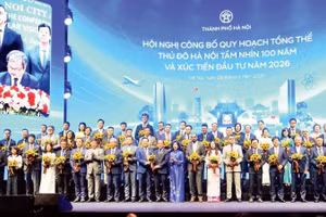 Lãnh đạo Thành phố Hà Nội tặng hoa, ghi nhận, tôn vinh và chúc mừng các doanh nghiệp, nhà đầu tư.