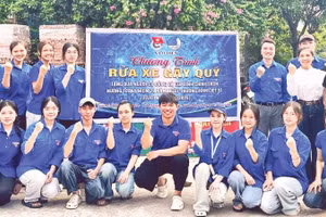 Đoàn Thanh niên xã Ô Diên trong ngày ra quân rửa xe, bán nước gây quỹ tri ân các thương binh, liệt sĩ trên địa bàn.