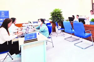 Chuyển đổi số là giải pháp giảm tải cho chính quyền địa phương (Trong ảnh: Trung tâm Phục vụ hành chính công tại xã Phú Xuyên).