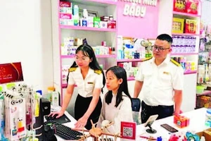 Cán bộ Thuế Thành phố Hà Nội hỗ trợ hộ kinh doanh chuyển đổi sang kê khai thuế.