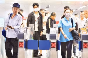 Nhà ga metro Bến Thành thường đón lượng khách từ các địa phương đến vui chơi, giải trí dịp cuối tuần tại khu vực trung tâm thành phố (Ảnh TRỌNG ANH)