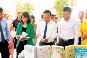 Các đại biểu tham quan Đường sách Bình Tân trong ngày khánh thành năm 2025 (Ảnh MẠNH HẢO)