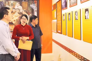 Các đại biểu tham quan, tìm hiểu về giá trị di tích cách mạng Nhà số 5D phố Hàm Long (phường Cửa Nam, Hà Nội).