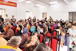 Người dân ký hồ sơ nhận tiền bồi thường, hỗ trợ thực hiện dự án đầu tư xây dựng tuyến đường kết nối sân bay Gia Bình về Hà Nội.