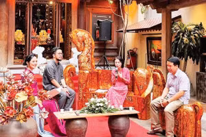 Các nghệ nhân, chuyên gia văn hóa trao đổi về bảo tồn, phát huy giá trị nghề sơn cổ truyền trong không gian đình Hà Vĩ.