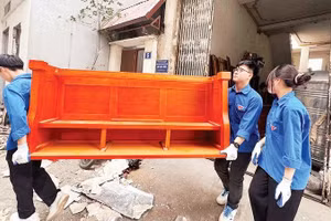 Thanh niên phường Hồng Hà hỗ trợ các gia đình di chuyển đồ đạc phục vụ công tác giải phóng mặt bằng.