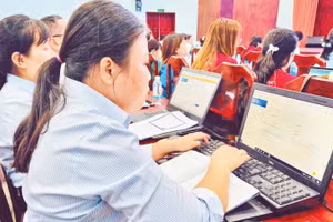 Cán bộ công đoàn cơ sở thực hành thao tác trên “Ứng dụng điều hành Công đoàn Thành phố Hồ Chí Minh” tại chương trình tập huấn chiều 6/4/2026.