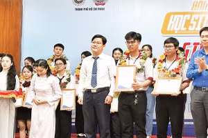 Đại diện Ban Tổ chức hội thi trao Giải nhất cho các em học sinh, sinh viên.