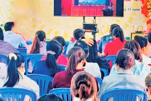 Cụm khu phố 1-6 trên địa bàn phường An Phú Đông tham gia họp trực tuyến.