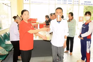 Câu lạc bộ Thiện nguyện làng Thư Trai trao những suất cháo miễn phí cho bệnh nhân tại Bệnh viện đa khoa Phúc Thọ.