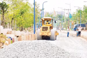 Giá vật liệu xây dựng tăng đang tác động đến quá trình thi công các công trình trên địa bàn thành phố.